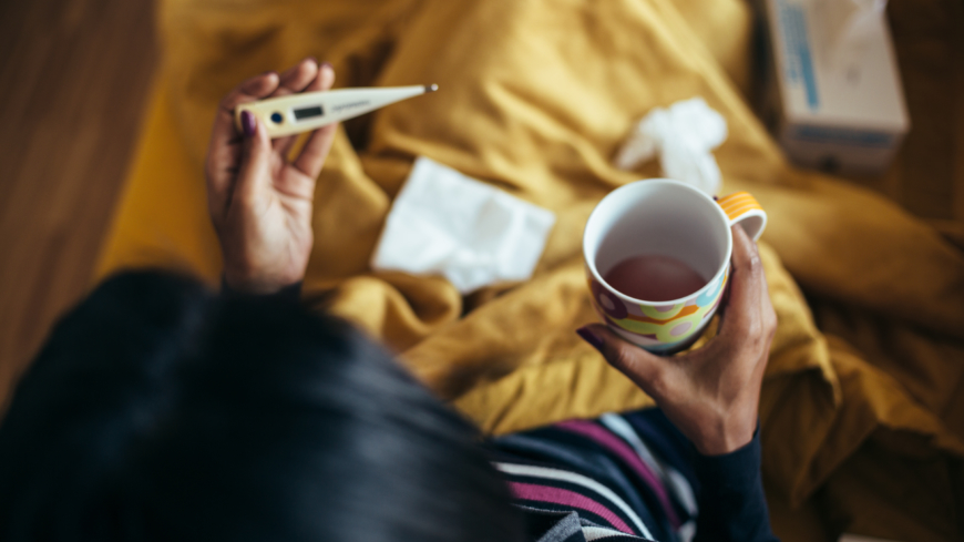 Både förkylning och influensa är i de allra flesta fall okomplicerade sjukdomar, som behandlas med egenvård.  Foto: Shutterstock